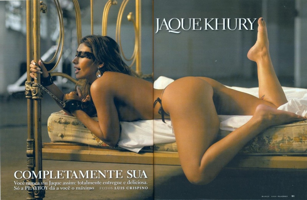 Голая модель в наручниках