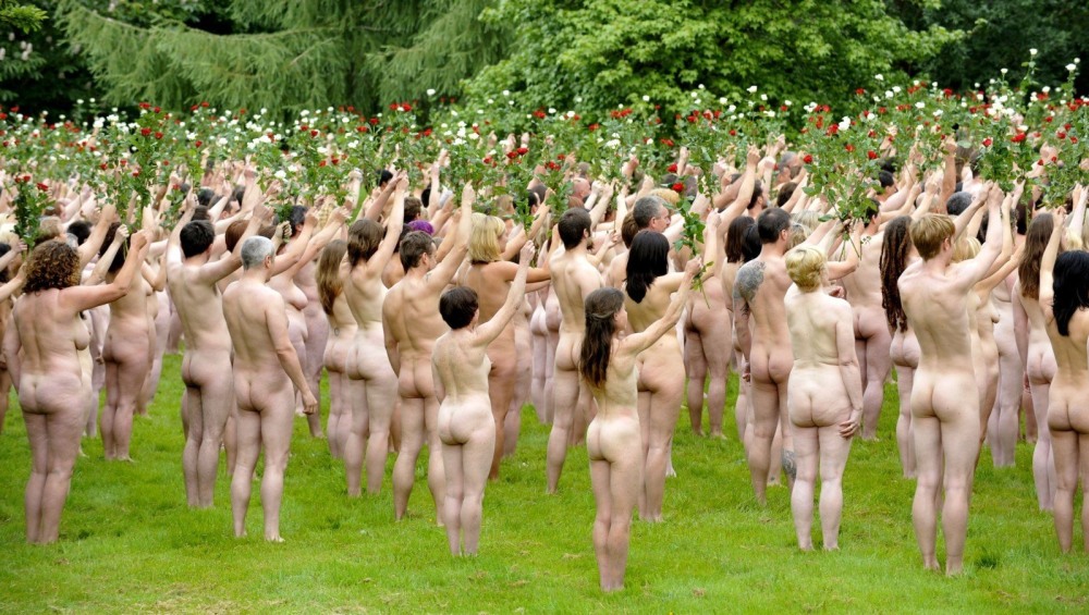 Голые бабы на улицах города