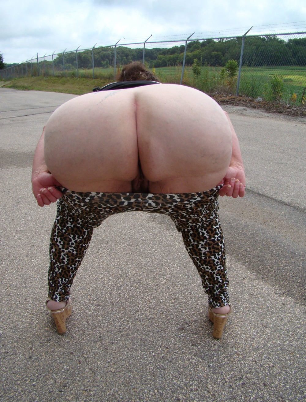 Показала попку на природе