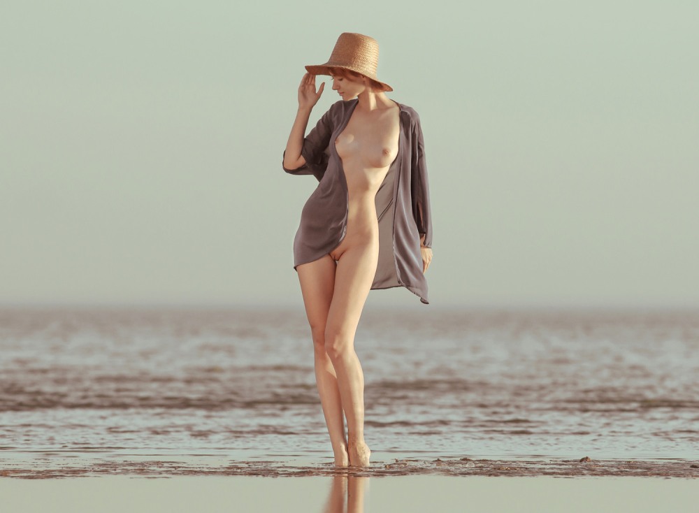 Голенькие девчонки в шляпке