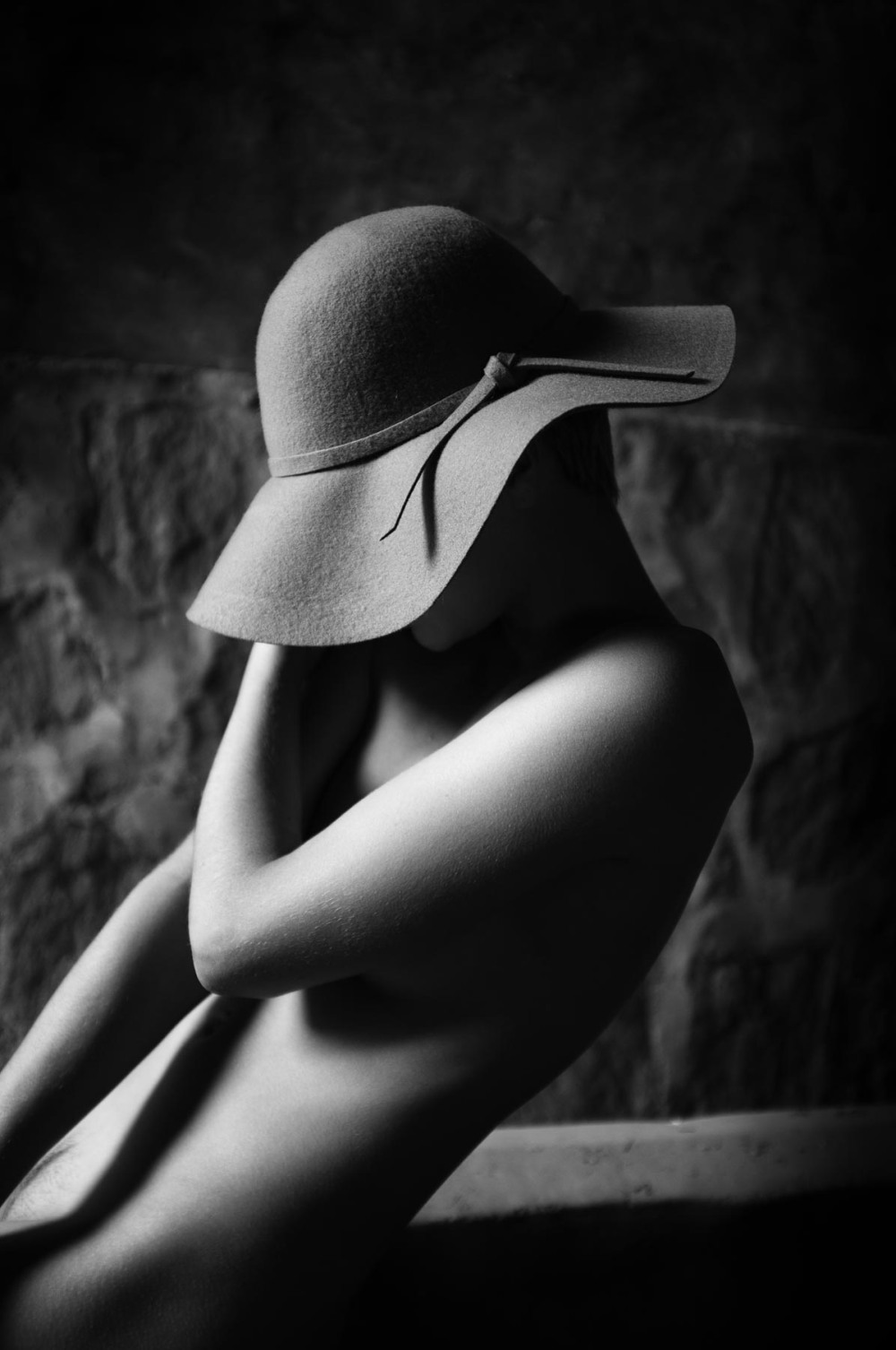 Черно белые ню в шляпе
