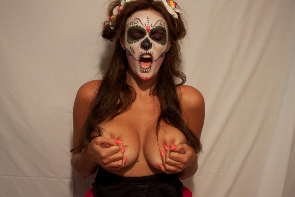 Алёна Водонаева в эротической фотосессии