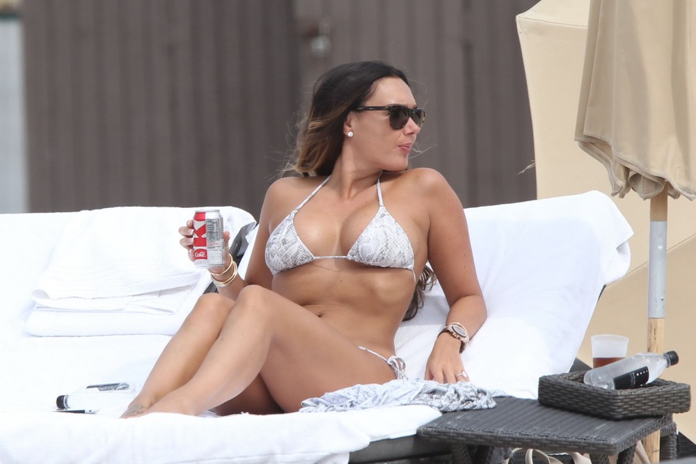 Девушка Аида показывает сиськи