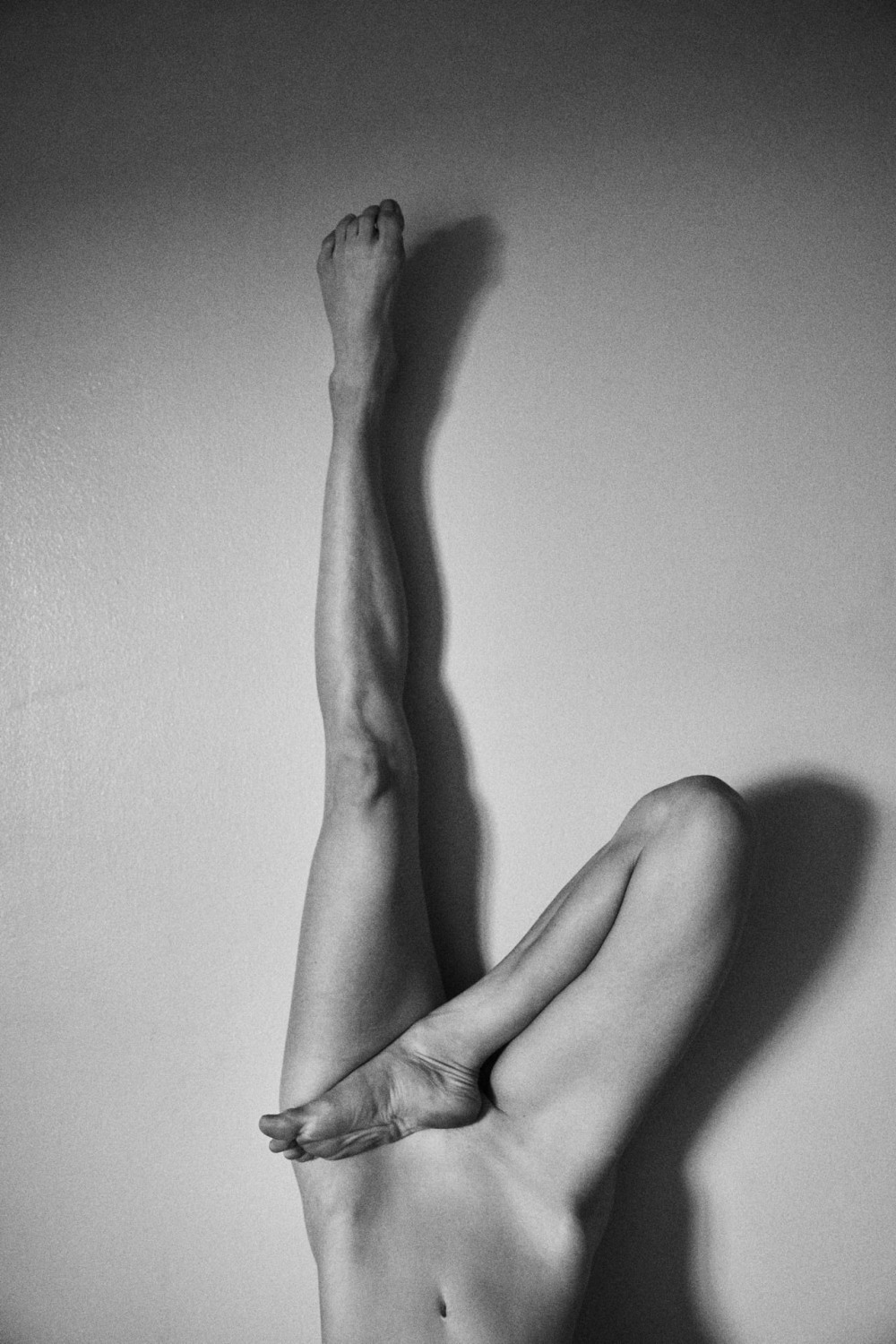 Сильные женские ноги ню