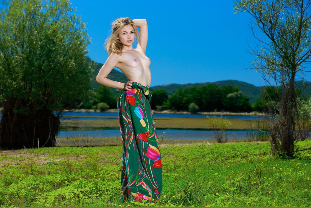 Эротические девочки на природе