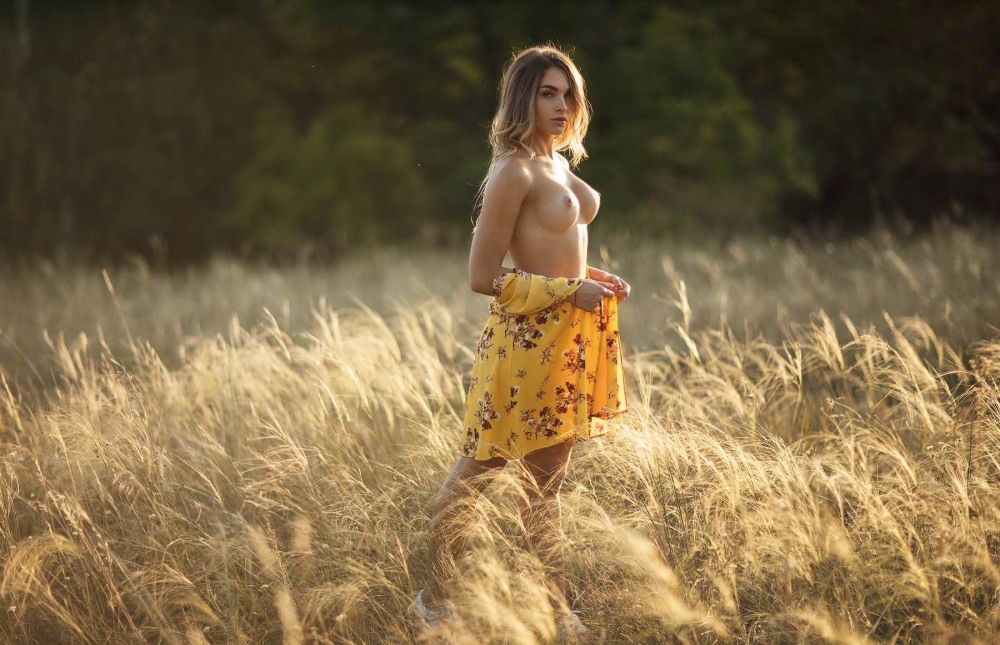 Голая блондинка на природе
