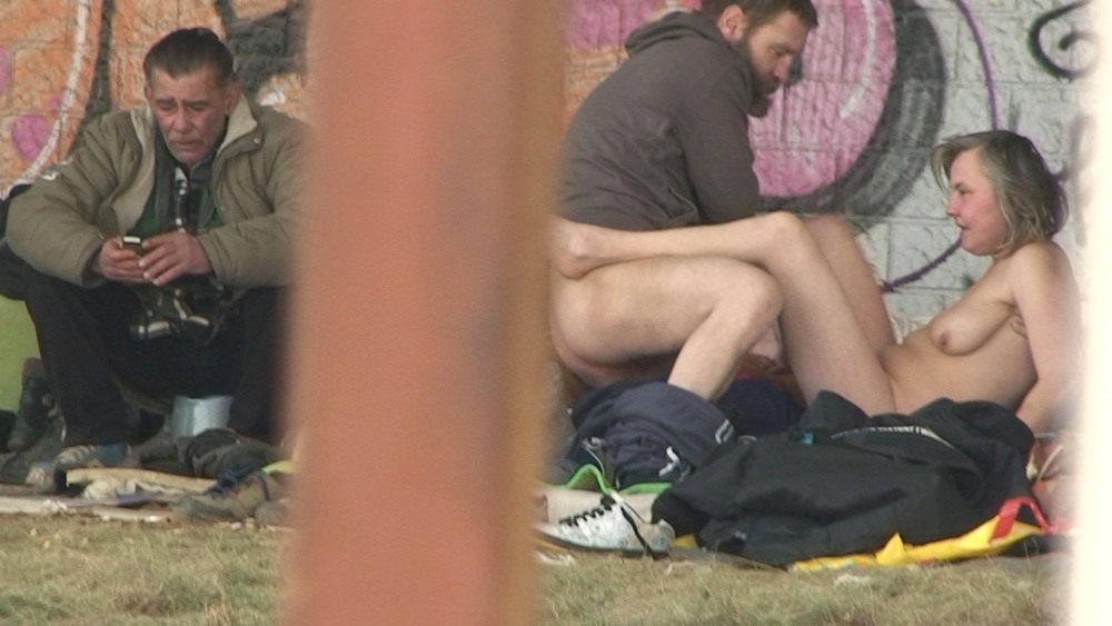 Издеваются над пьяной девушкой