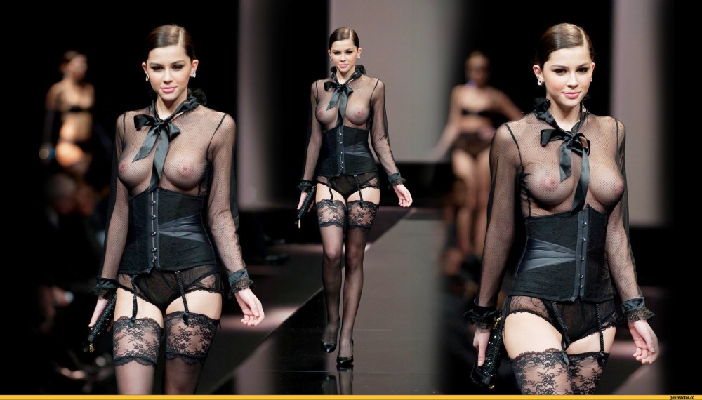 Девушка в лифчике без трусов