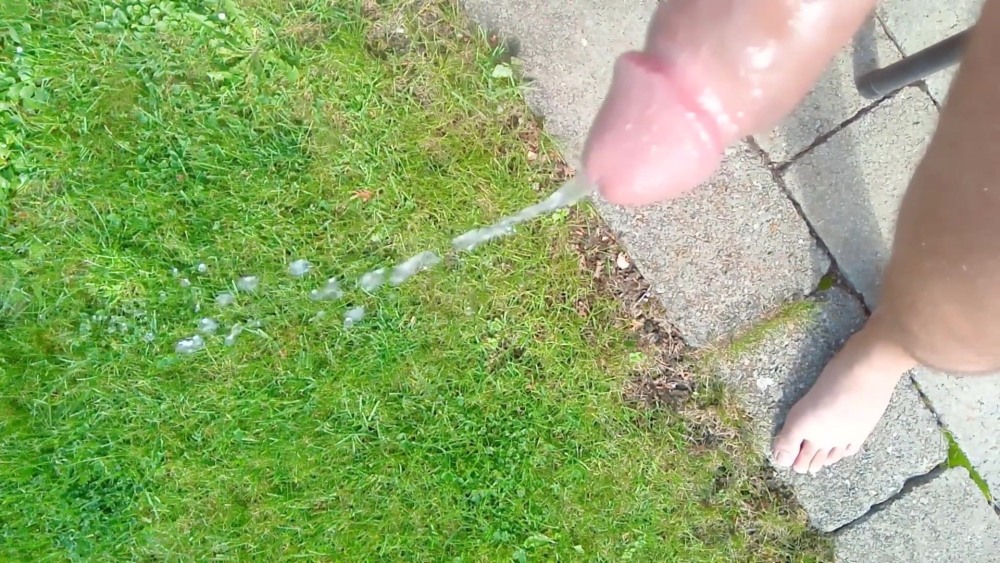 Мужик кончил мужику на член