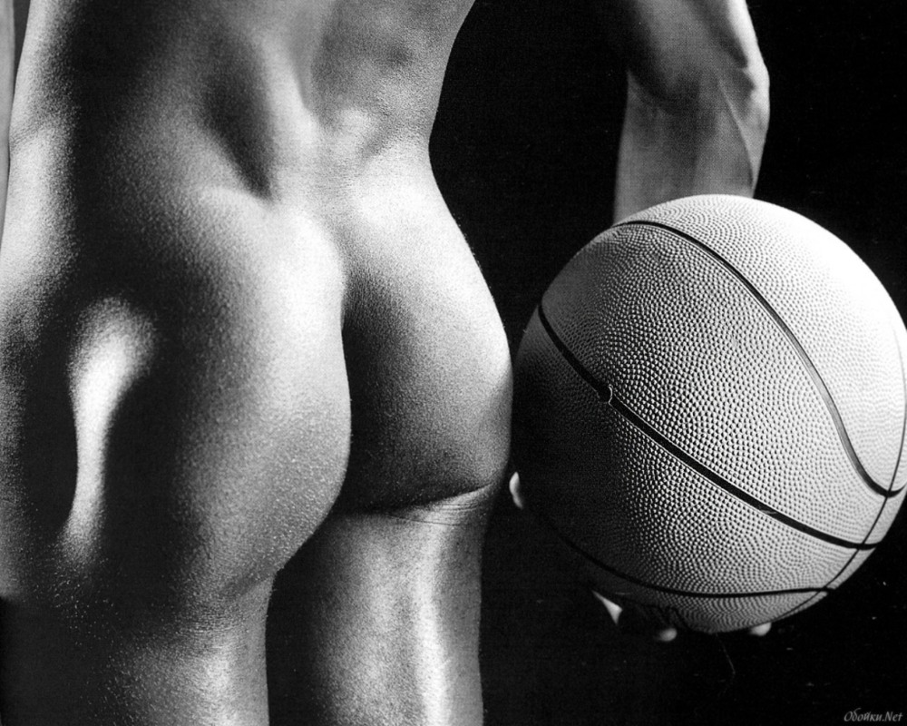 Красивые голые парни позируют