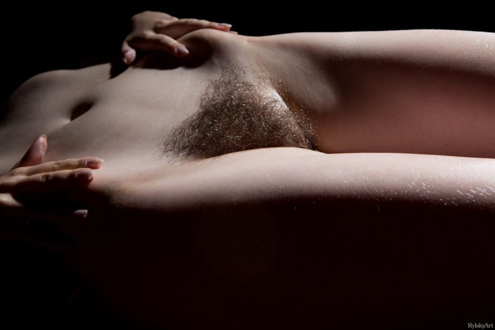 Красивый лобок ласкает