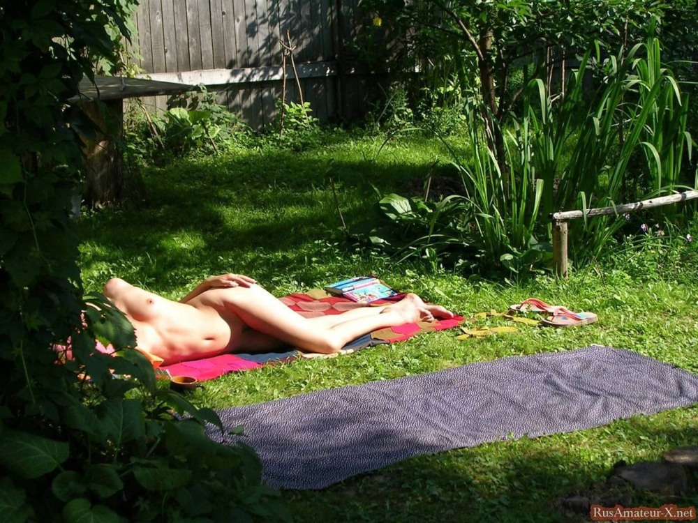 Девушки загорают на даче