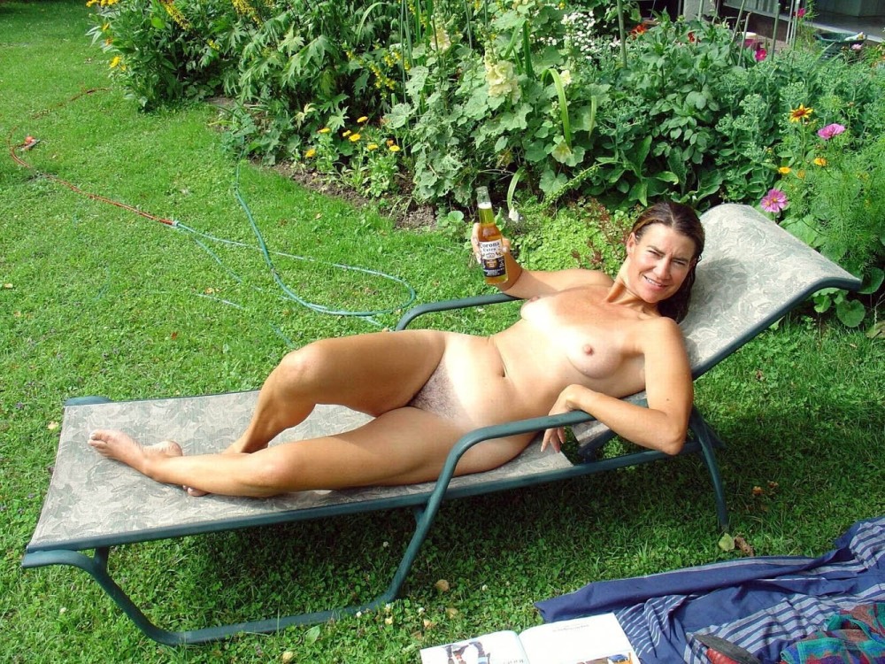 Голая жена загорает на даче