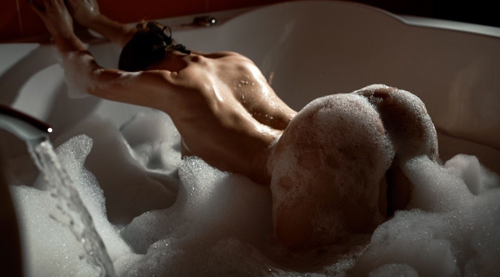 Эротическая фотосессия в ванной