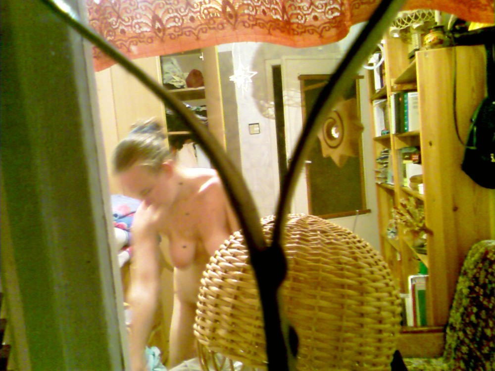 Подсмотренное в окнах и балконах ню