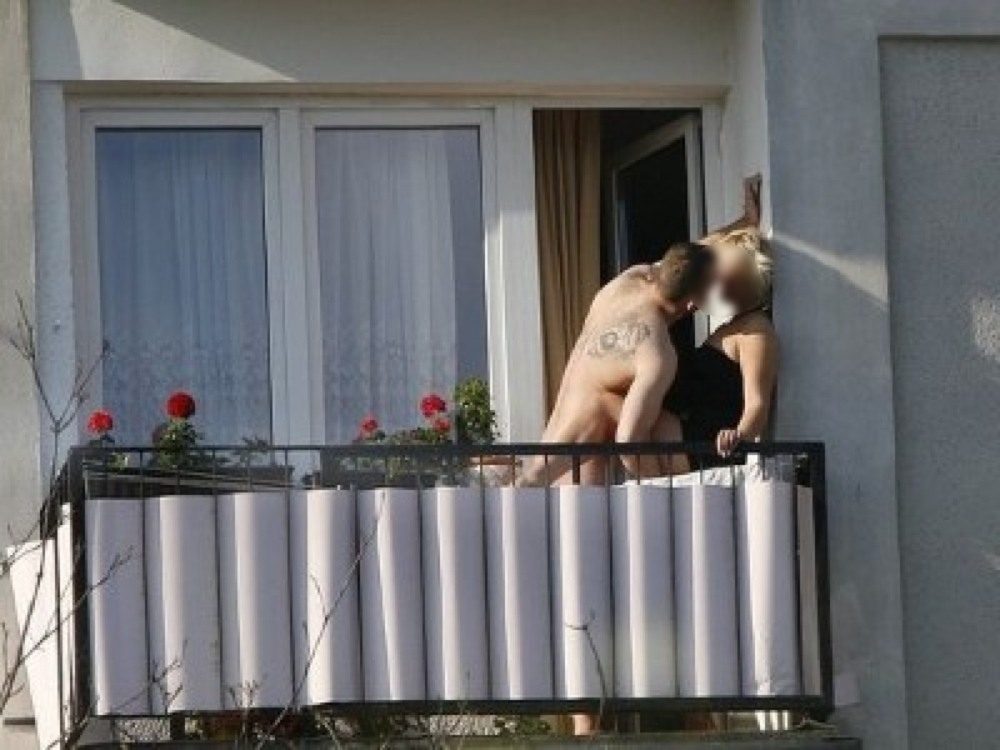 Девушки на балконе подсмотренное