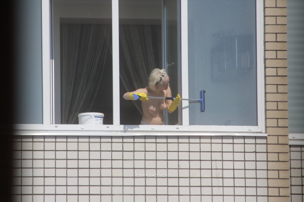 Девушки в окнах подсмотрено