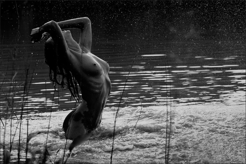 Художественное ню в воде