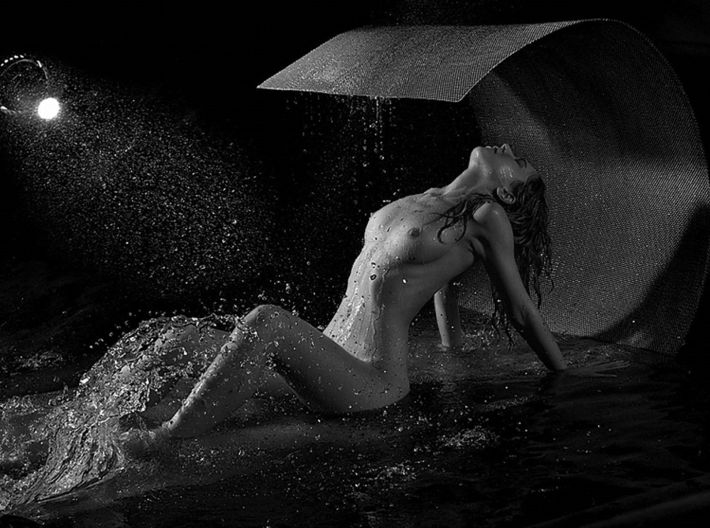 Голые женщины под дождем