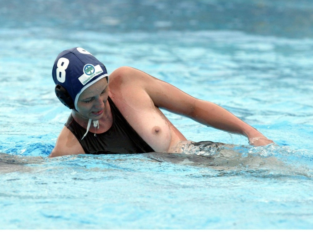 Девушки топлесс в аквапарке