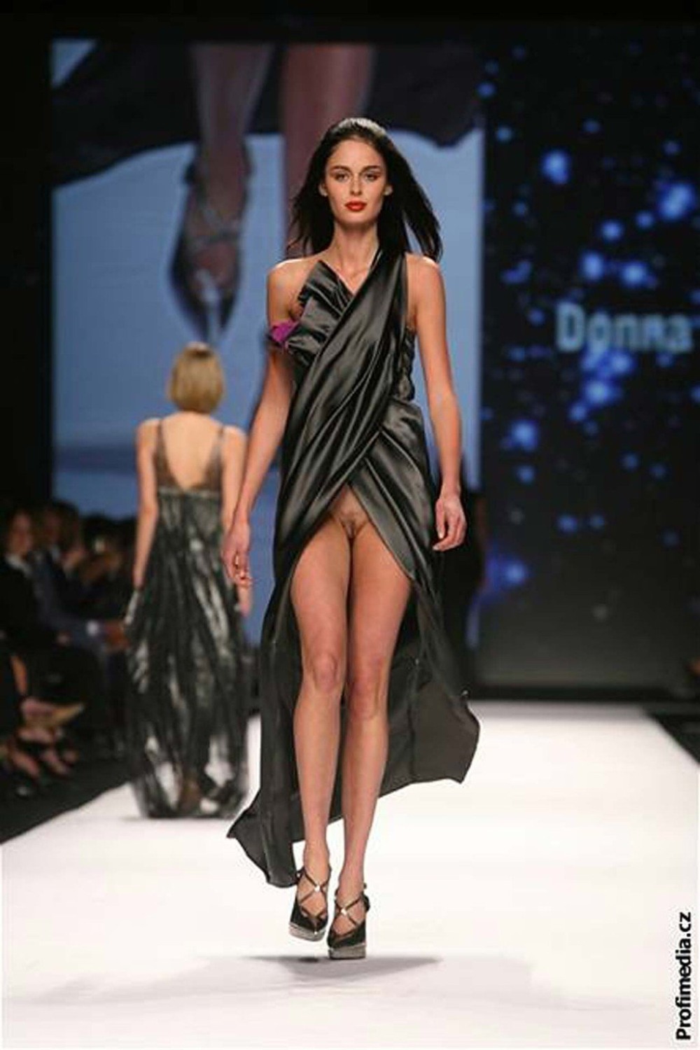 Голые в прозрачном белье на подиуме