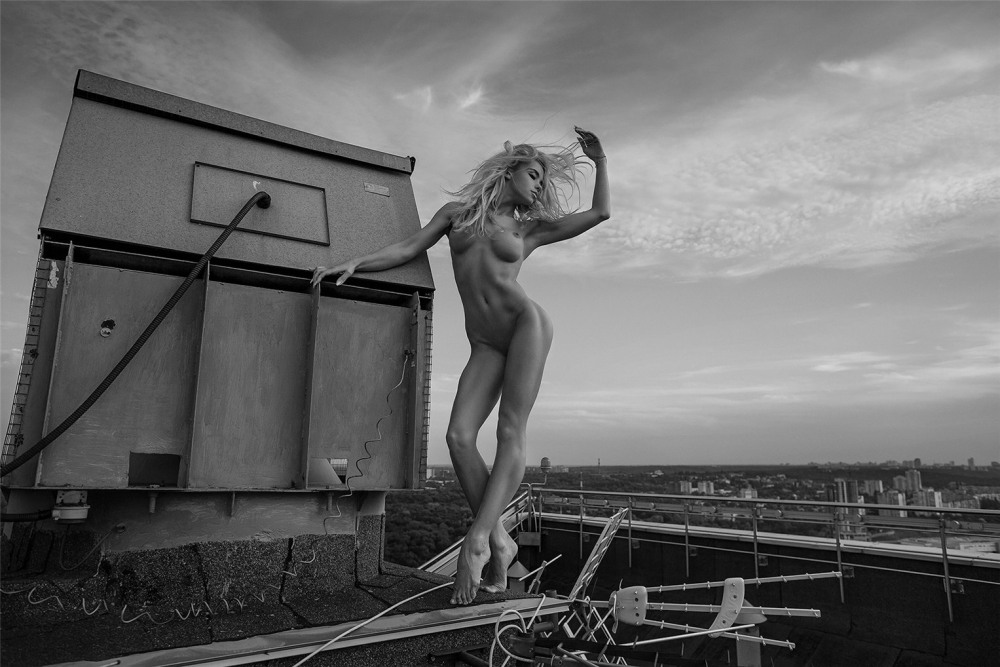 Девушки загорают на крыше ню