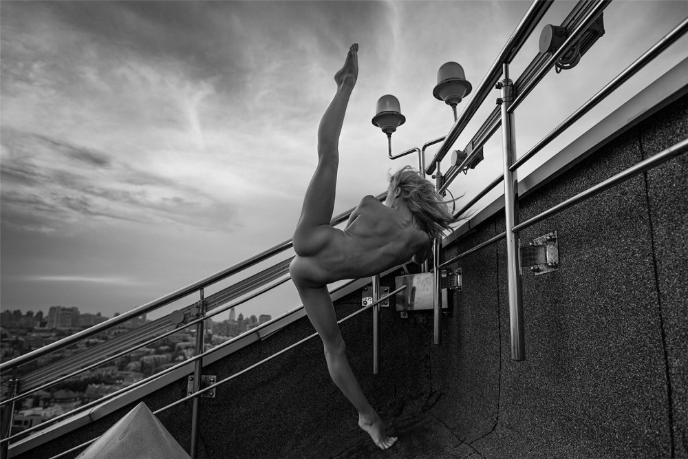 Голая фотосессия на крыше