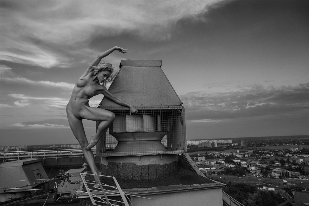 Голая на крыше небоскреба