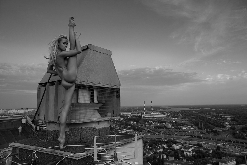 Голенькая малышка на крыше