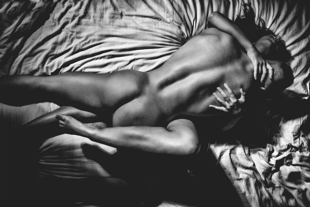 Эротические мужчина и женщина