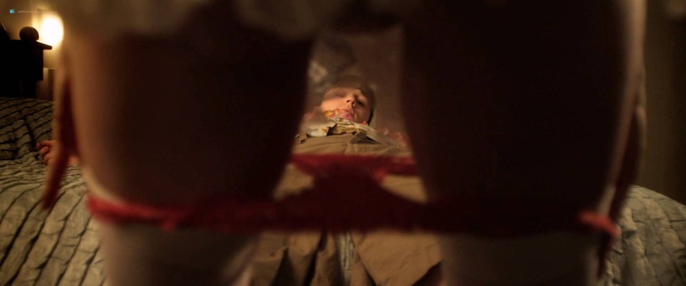 Дженни Жак снимает трусики