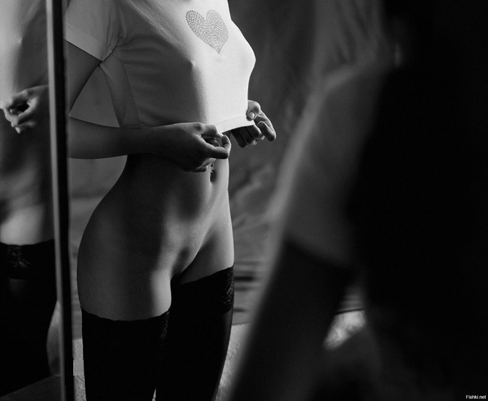 Девушка в мужской одежде ню