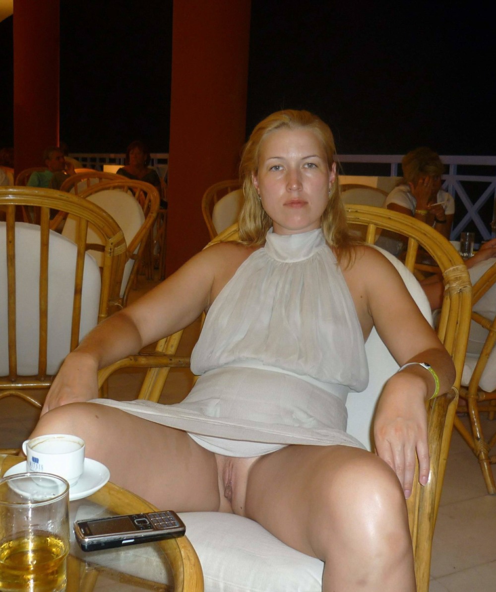 На руках раздвинув ноги