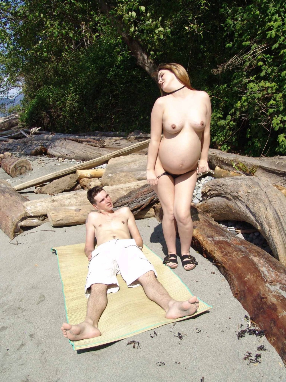 Беременная загорает голая