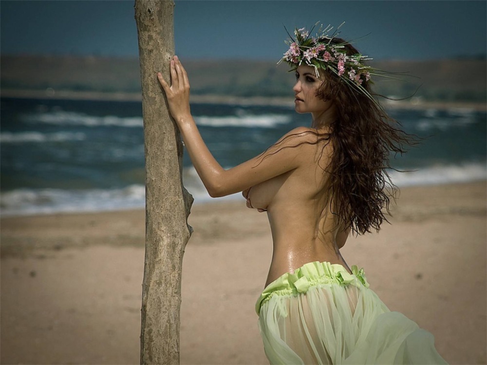 Голые женщины на пляжах Крыма