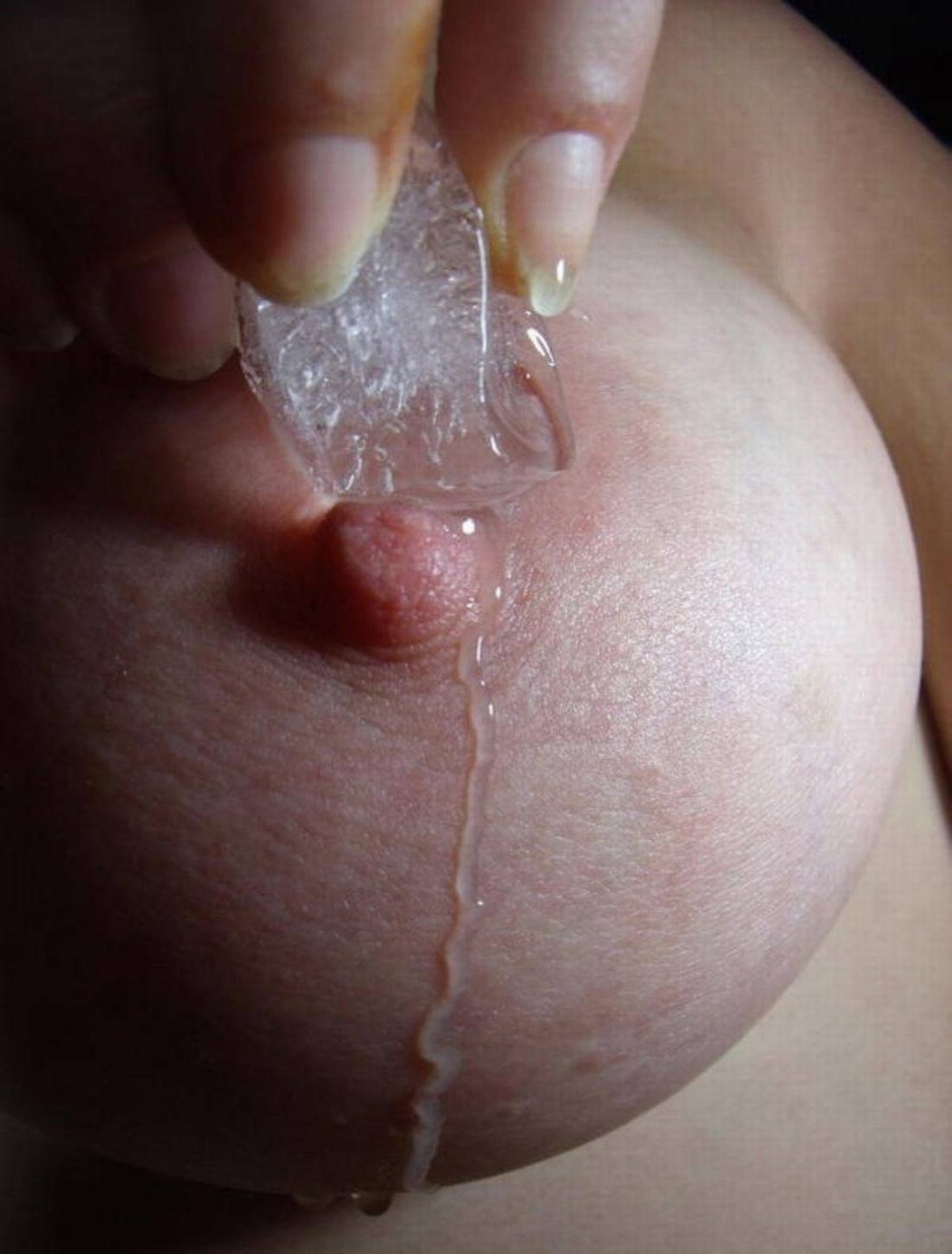 Парень лижет грудь девушки