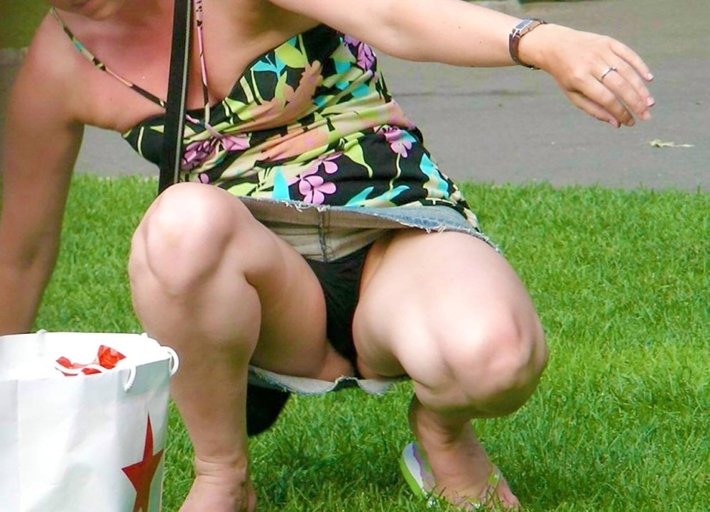 Толстая волосатая под юбкой