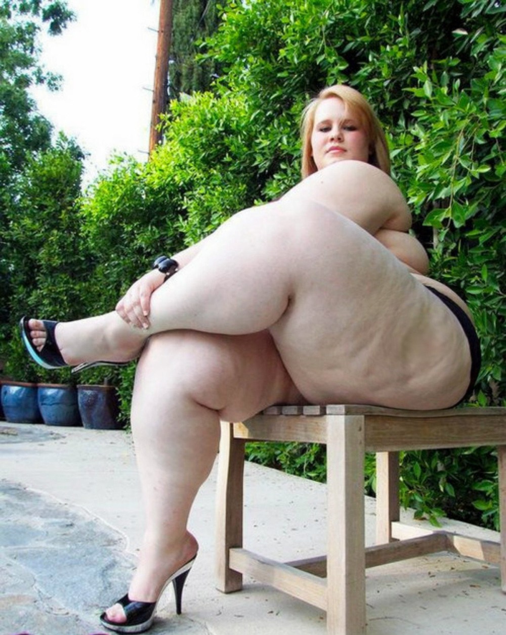 Толстые ляжки голых баб