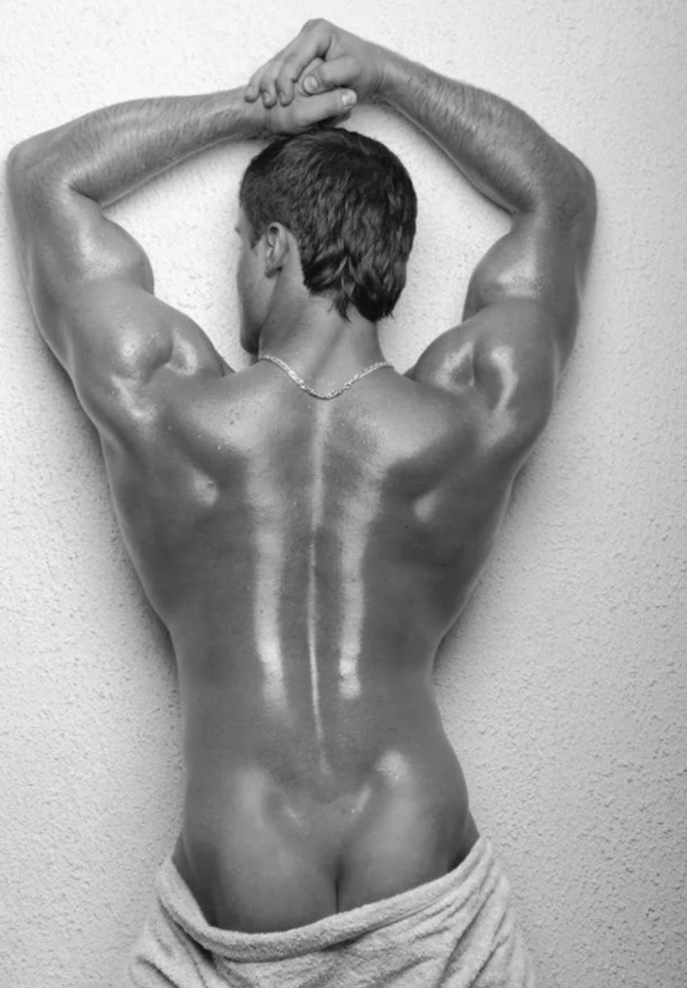 Мужская рука и женское тело