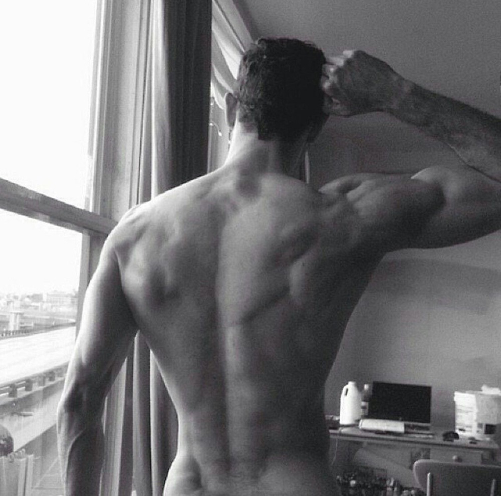 Рука между бедер