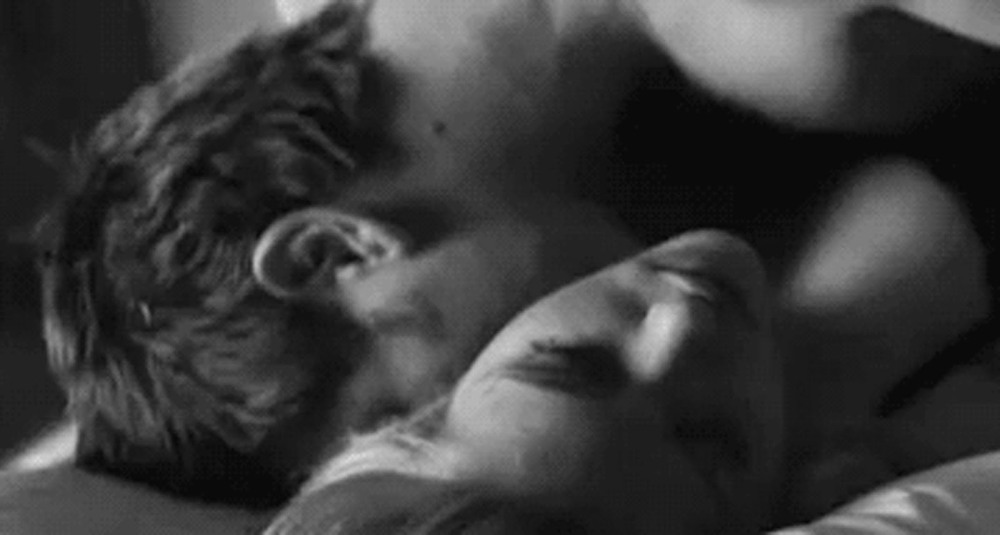 Страсть в постели gif