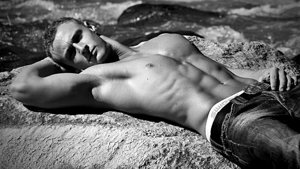 Голый парень со спины во весь рост