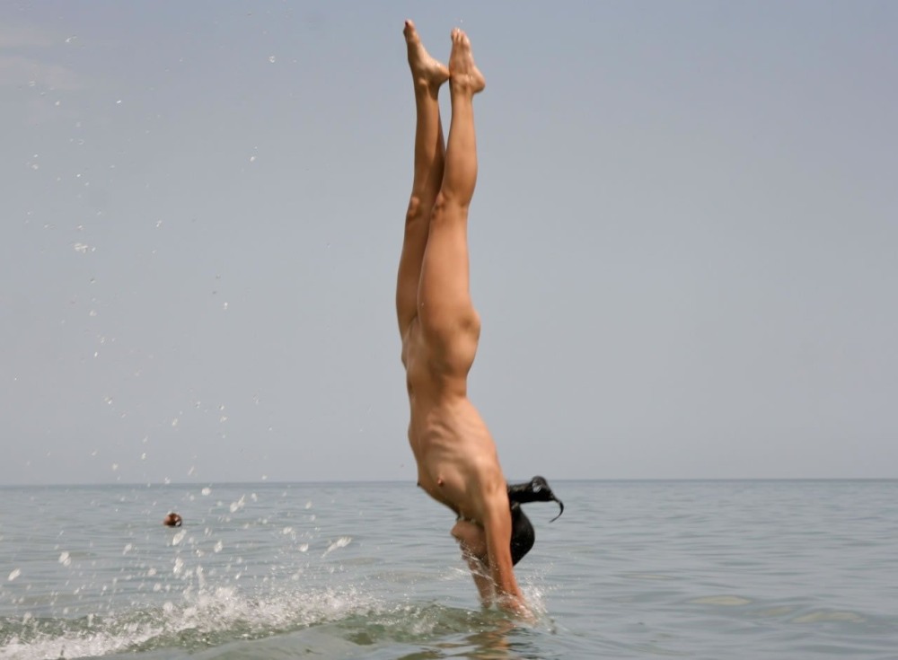 Голые девки прыгают в воду