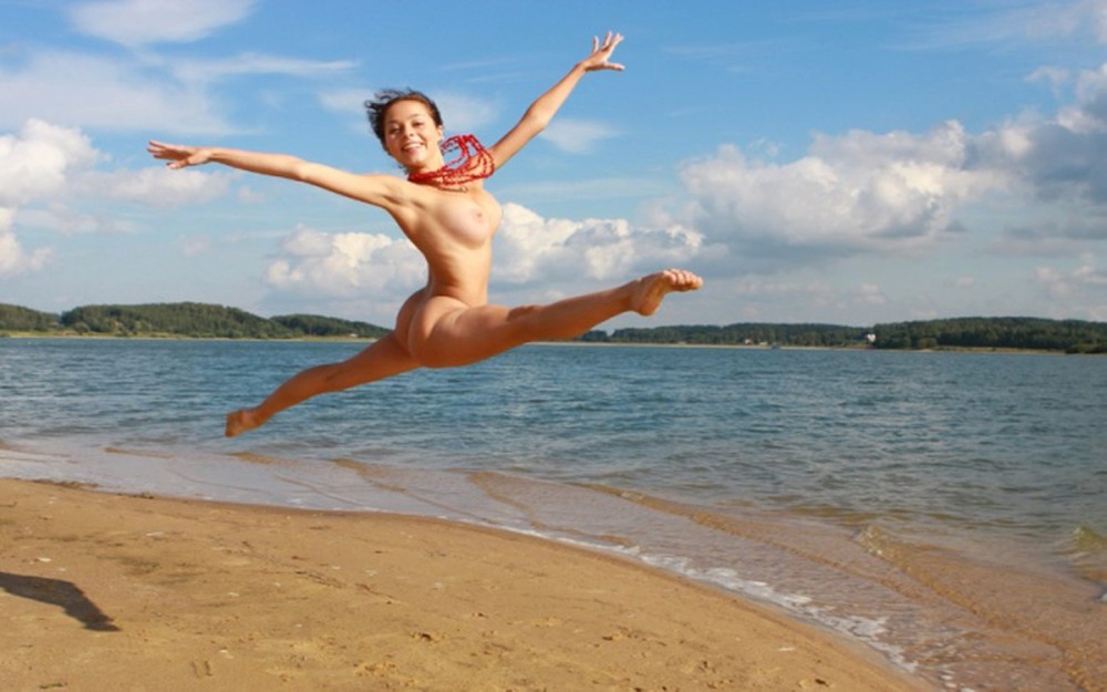 Девки прыгают в воду голышом