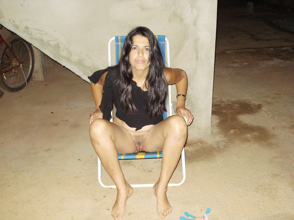 Одетая девушка без трусов частное