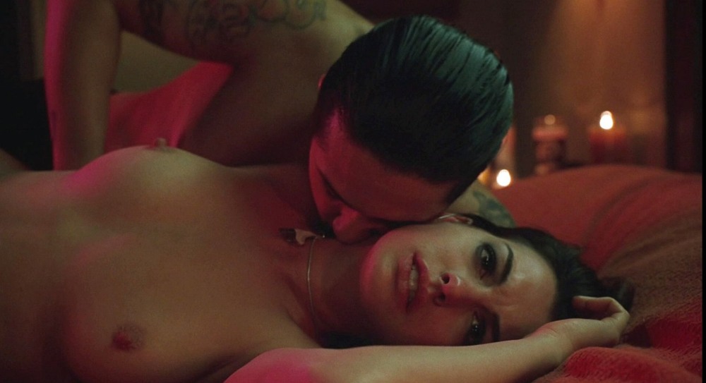 Энн Хэтэуэй голая в фильме