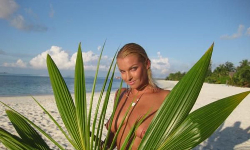 Засветила киску в трусиках