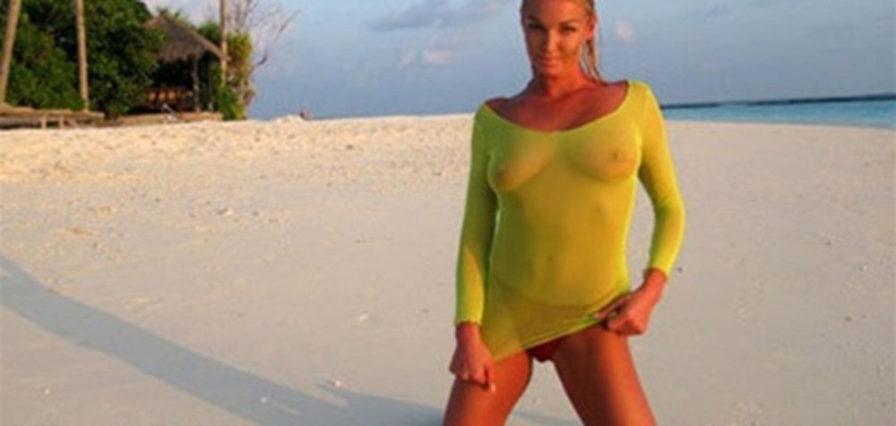 Майли Сайрус без трусов на сцене