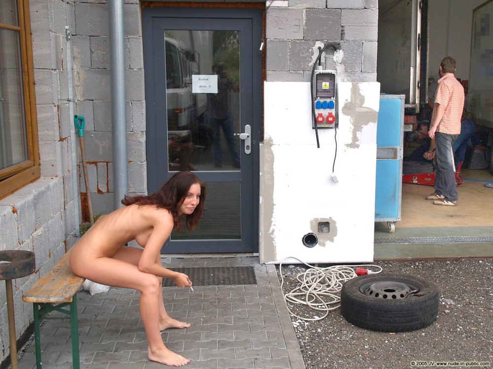 Голые девчонки в необычных местах