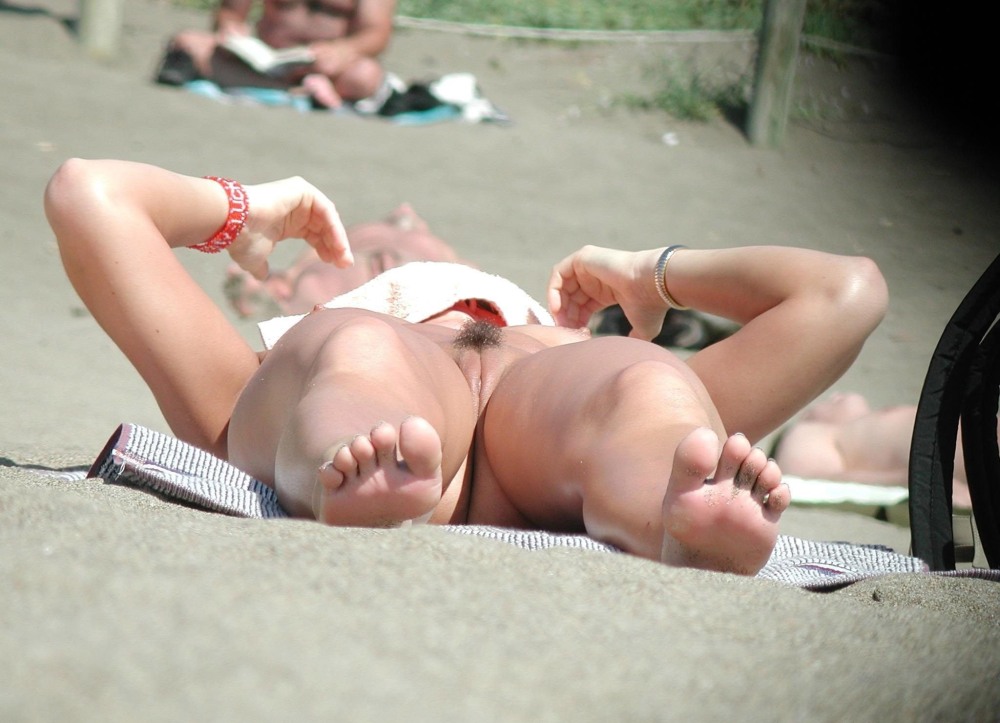Без трусов на пляже случайно